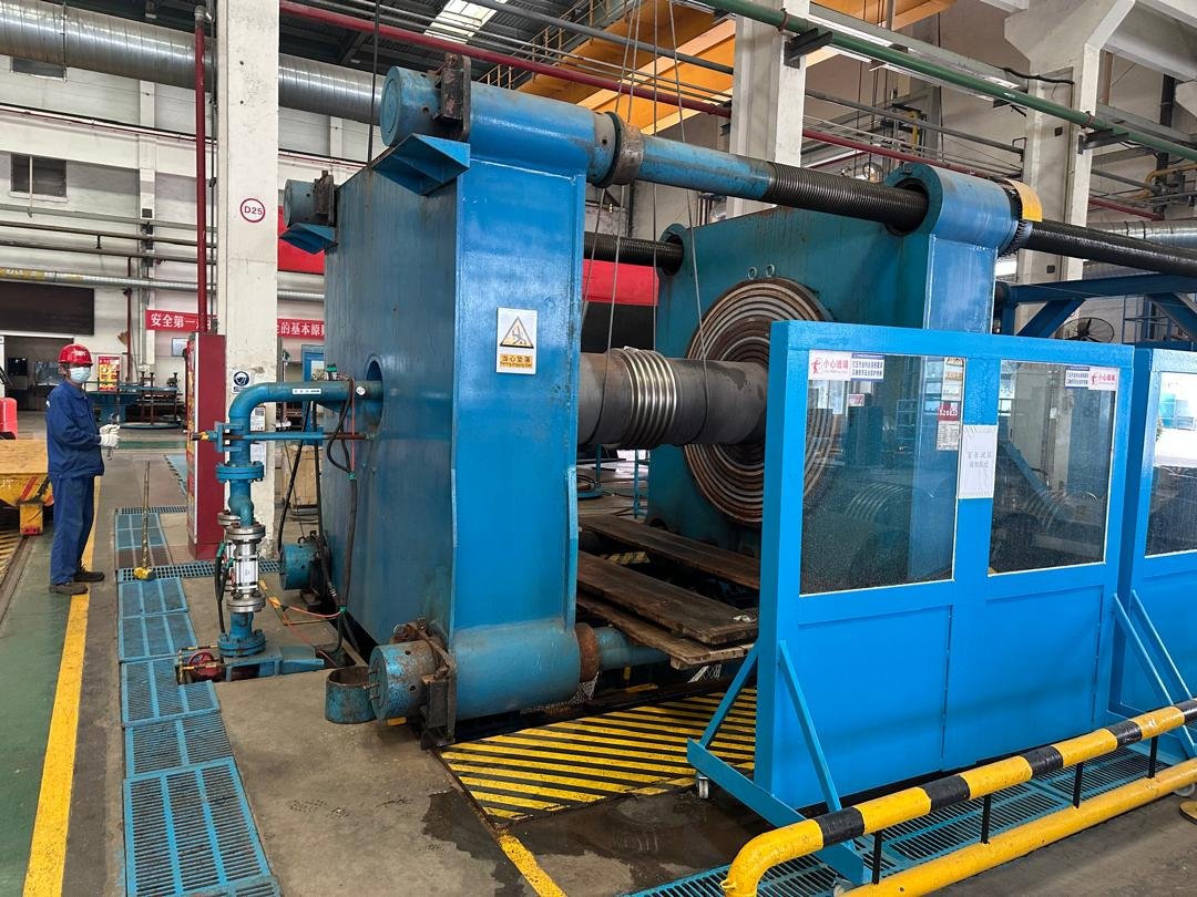 Conformação do fole metálico na prensa hidráulica da Zhongdi