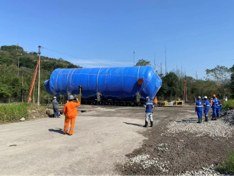 Equipamento Zhongdi posicionado em campo, com equipe de montagem