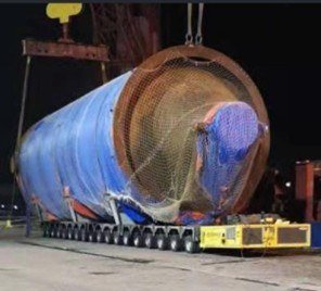 Equipamento Zhongdi sendo içado durante operação noturna
