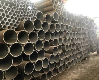 Tubos de grande diâmetro estocados na fábrica da Zhongdi