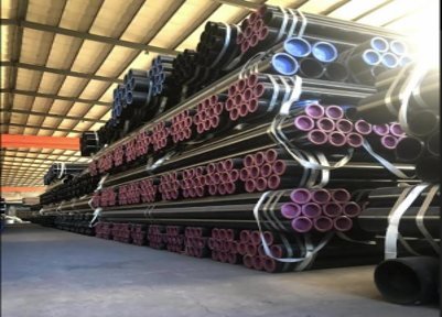 Tubos com proteção de extremidade estocados no galpão da Zhongdi