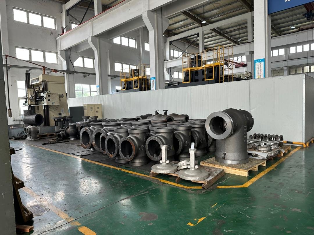 Corpos de válvula usinados aguardando montagem no galpão da Zhongdi